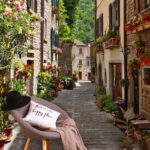 Fotomurales Calle estrecha con flores y plantas a los lados