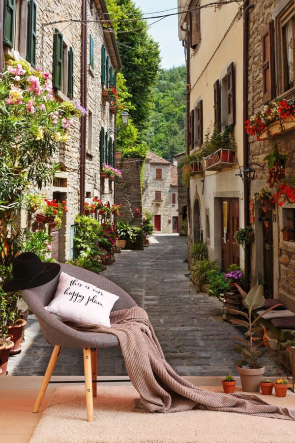 Calle estrecha con flores y plantas a los lados