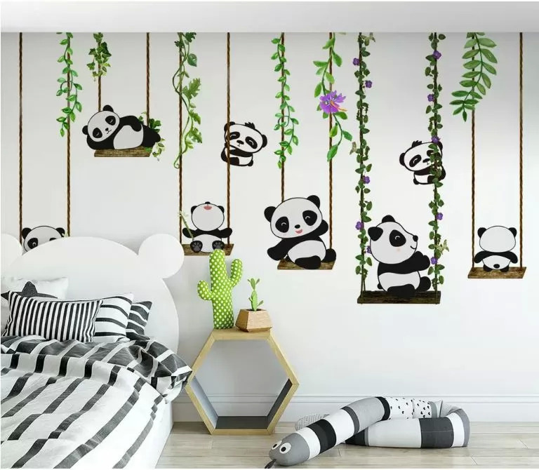 Grupo de pandas en columpios