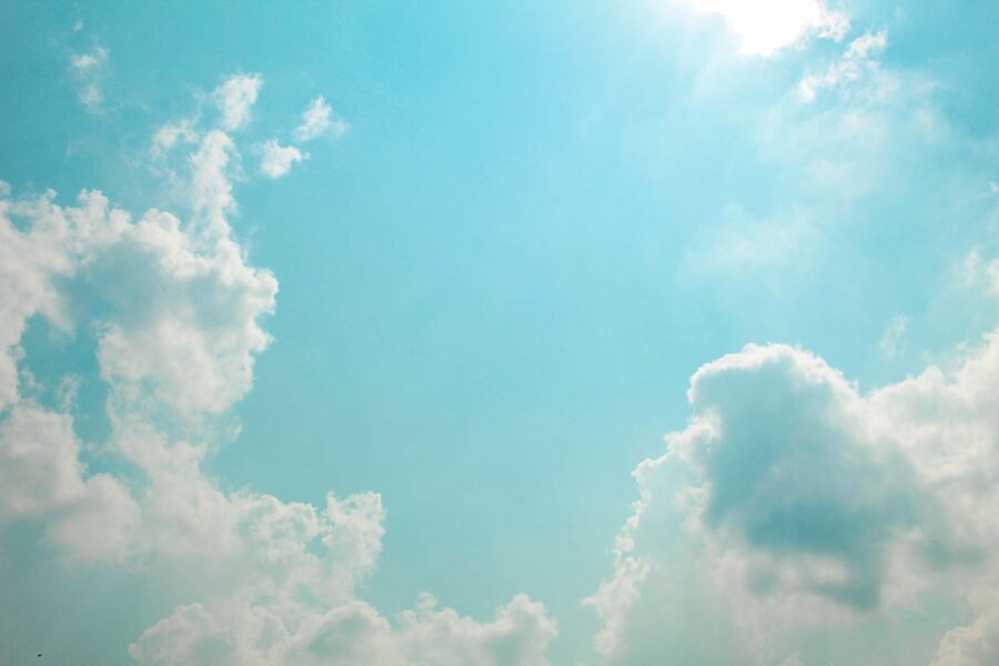 Cielo azul con nubes y sol