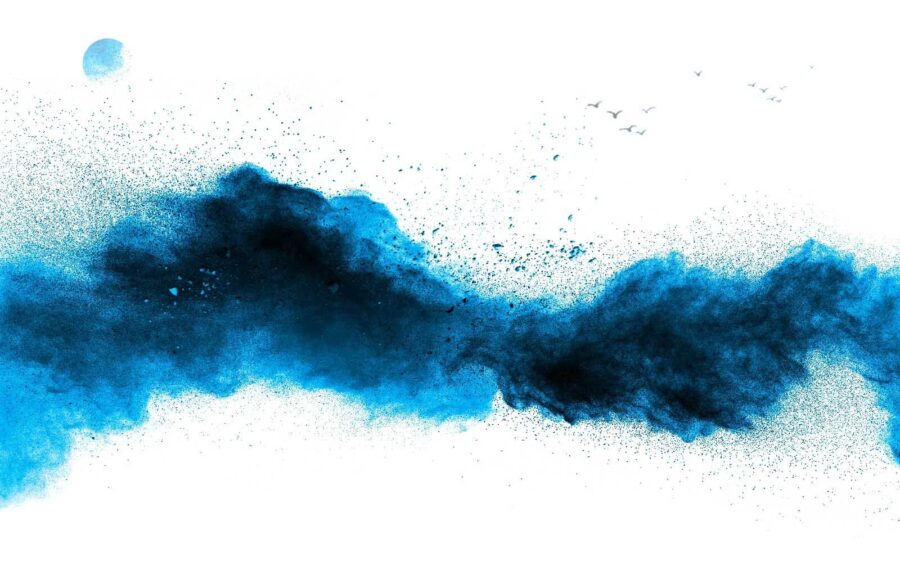 Explosión de polvo azul sobre fondo blanco Explosión de polvo azul sobre fondo blanco