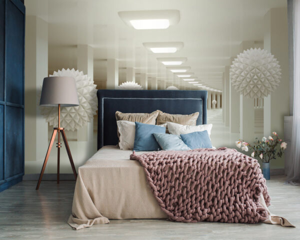 Habitación blanca con bolas blancas desde el techo Habitación blanca con bolas blancas desde el techo