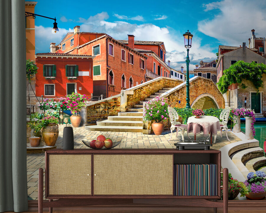 Patio con mesa y sillas y una fuente delante de un edificio
