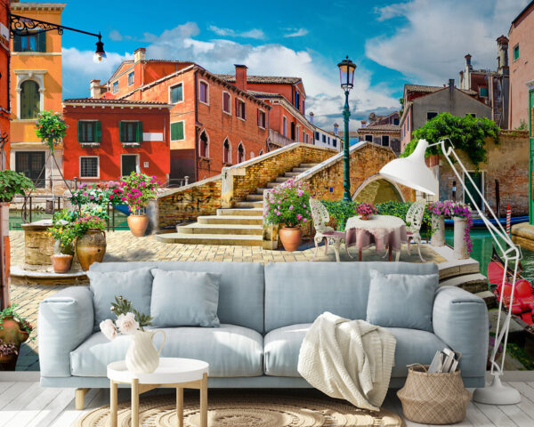 Patio con mesa y sillas y una fuente delante de un edificio Patio con mesa y sillas y una fuente delante de un edificio