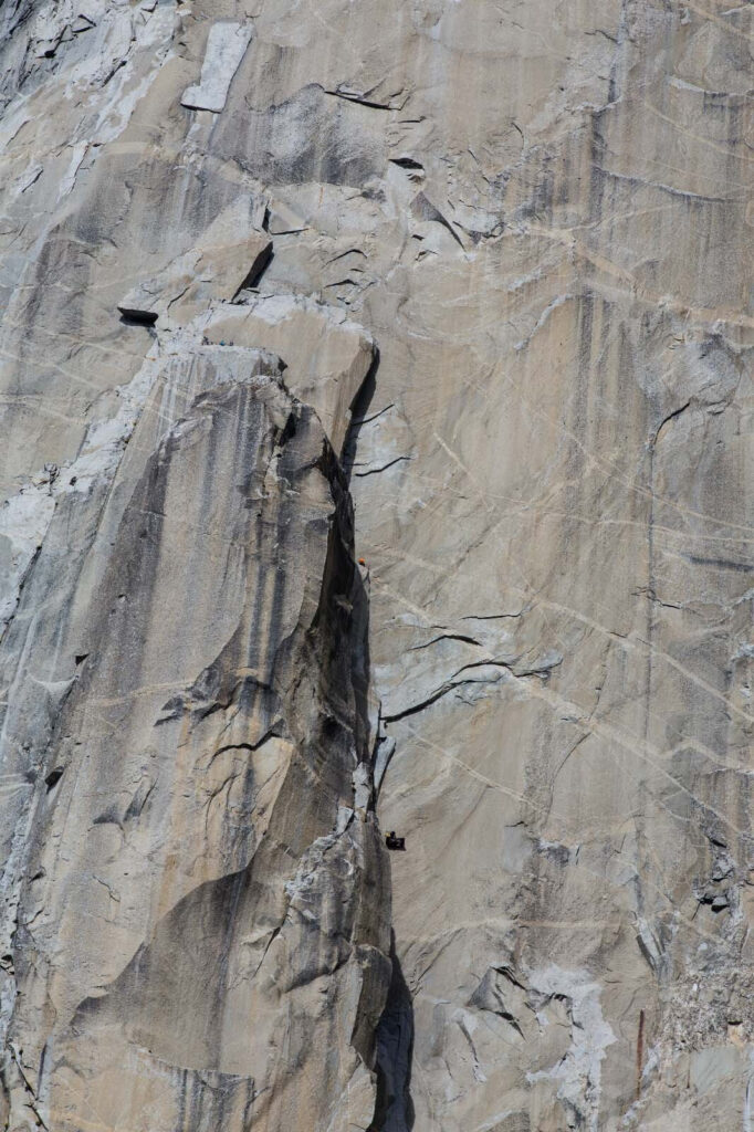 Pared rocosa con una grieta Pared rocosa con una grieta
