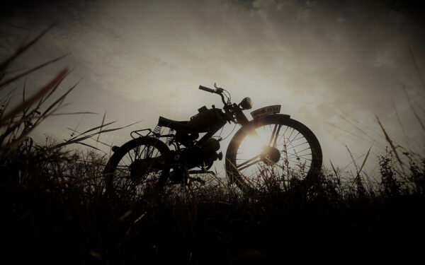 Moto en un campo Moto en un campo