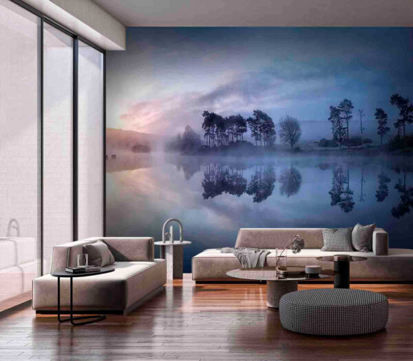 Lago con niebla, árboles y cielo azul Lago con niebla, árboles y cielo azul