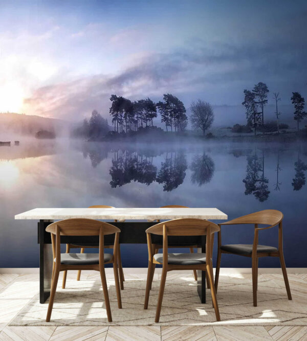 Lago con niebla, árboles y cielo azul Lago con niebla, árboles y cielo azul