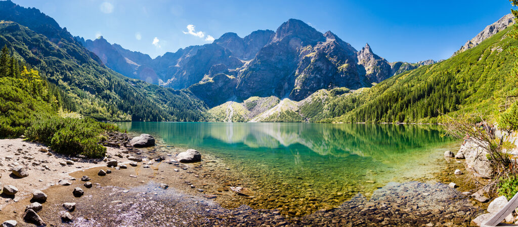 Lago con montañas al fondo Lago con montañas al fondo