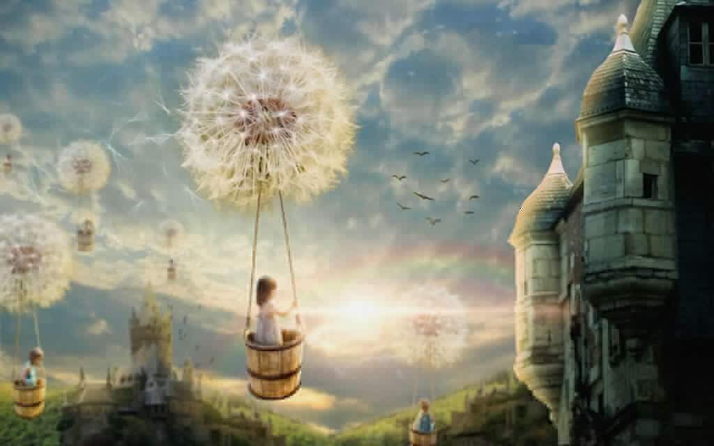 Niña en una cesta en un columpio con un diente de león en el cielo Niña en una cesta en un columpio con un diente de león en el cielo
