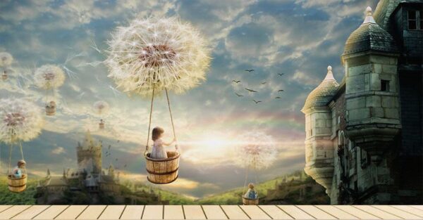 Niña en una cesta en un columpio con un diente de león en el cielo Niña en una cesta en un columpio con un diente de león en el cielo