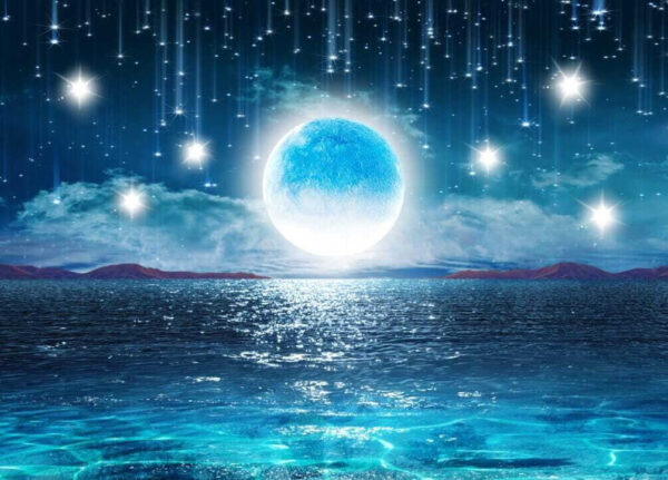 Luna sobre el agua con estrellas y nubes Luna sobre el agua con estrellas y nubes