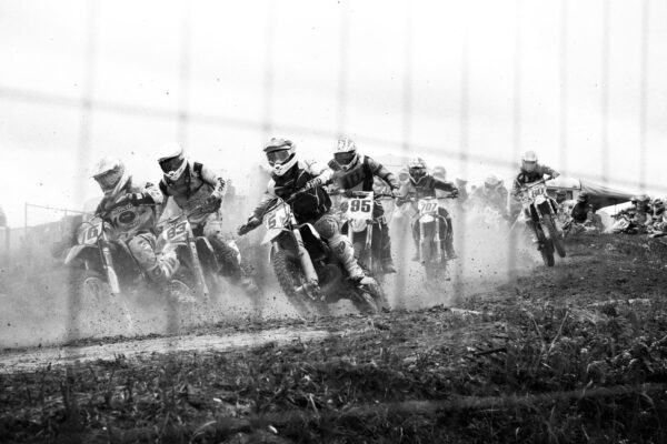 Grupo de personas en motos de cross Grupo de personas en motos de cross