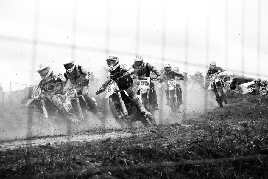 Grupo de personas en motos de cross