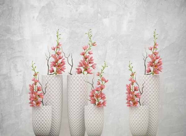 Grupo de jarrones blancos con flores rosas Grupo de jarrones blancos con flores rosas