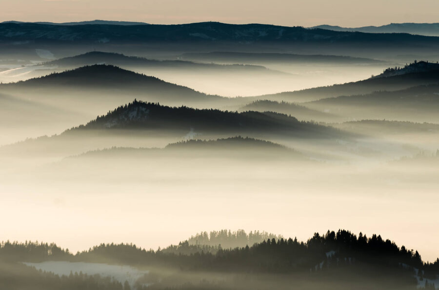 Paisaje de montañas con niebla