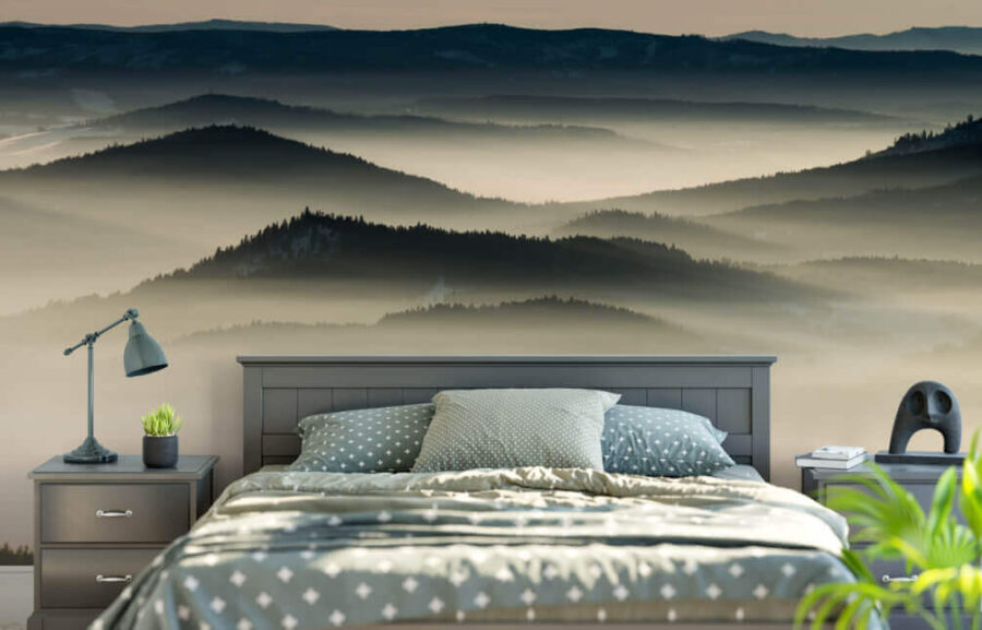 Paisaje de montañas con niebla
