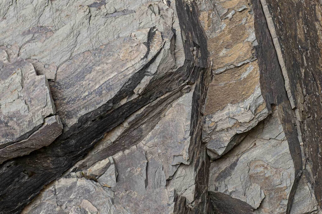 Patrones naturales en formaciones rocosas estratificadas Patrones naturales en formaciones rocosas estratificadas