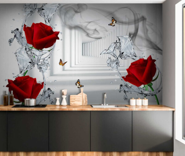 Rosas rojas y mariposas en un vaso Rosas rojas y mariposas en un vaso