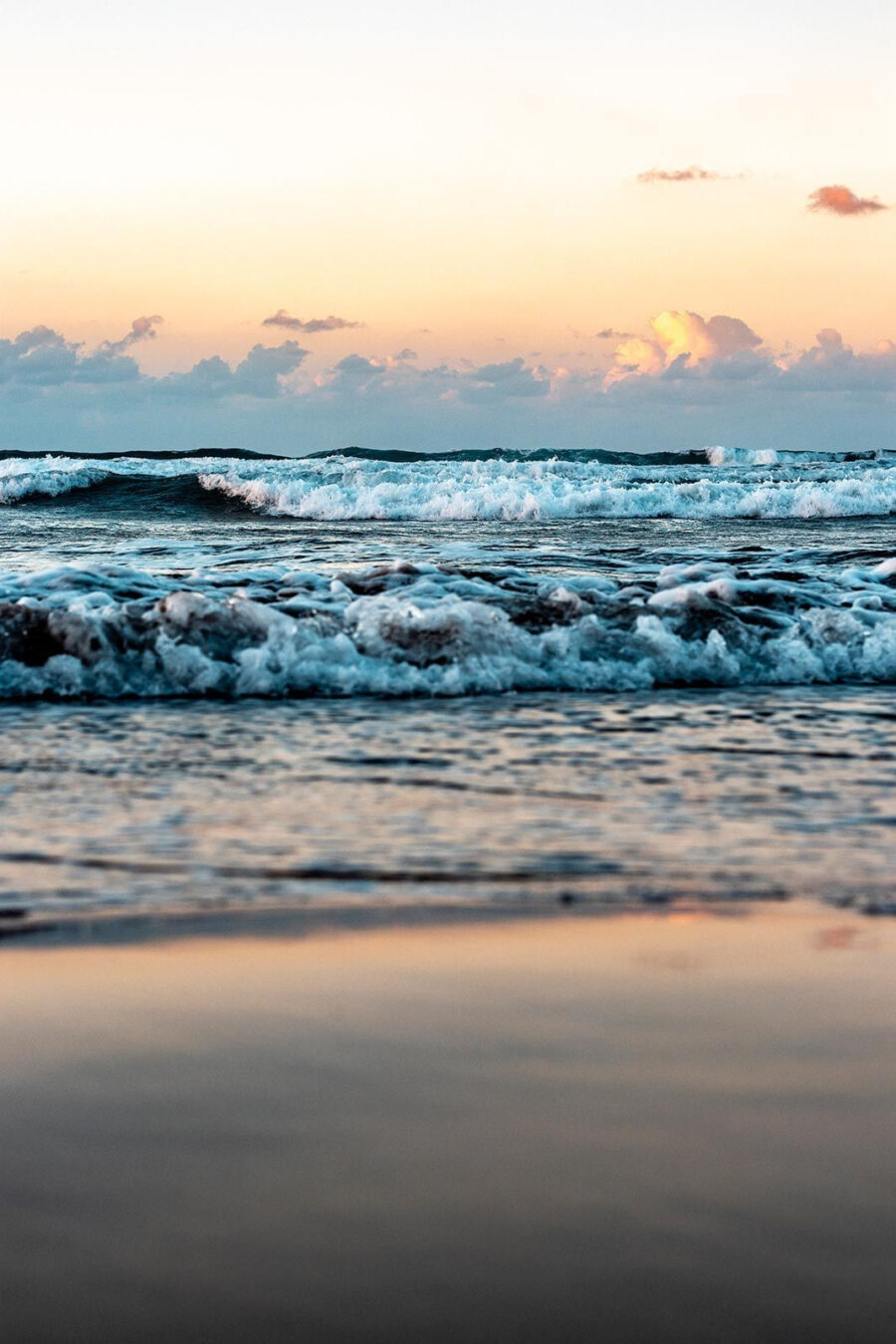 Olas en la playa con olas rompiendo