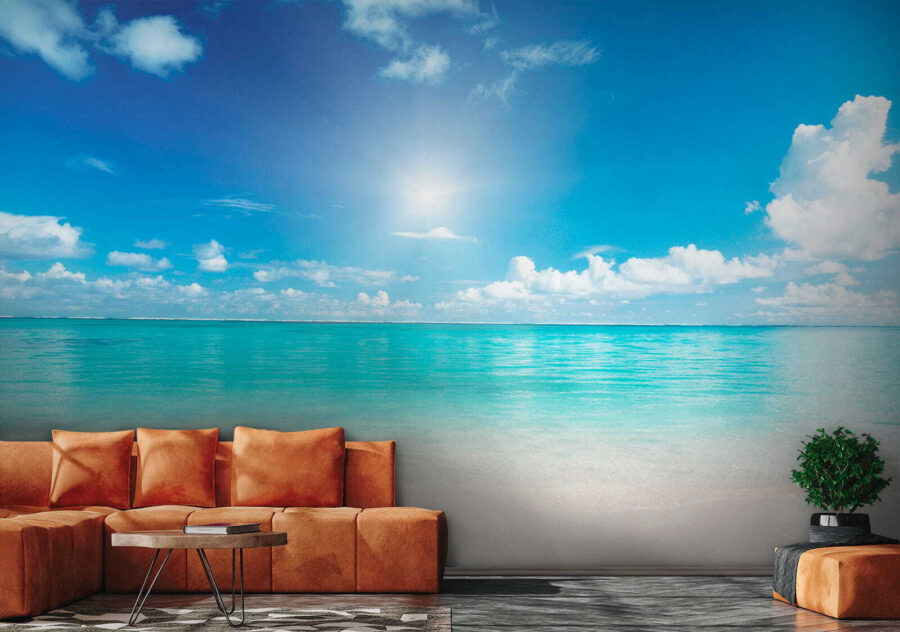 Cielo azul con nubes y una playa de arena
