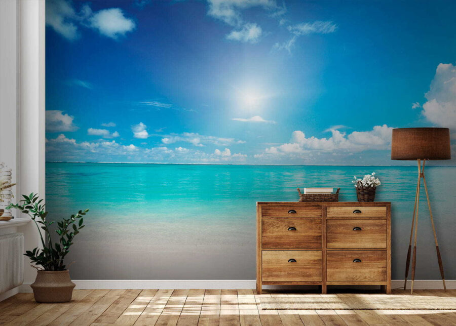 Cielo azul con nubes y una playa de arena