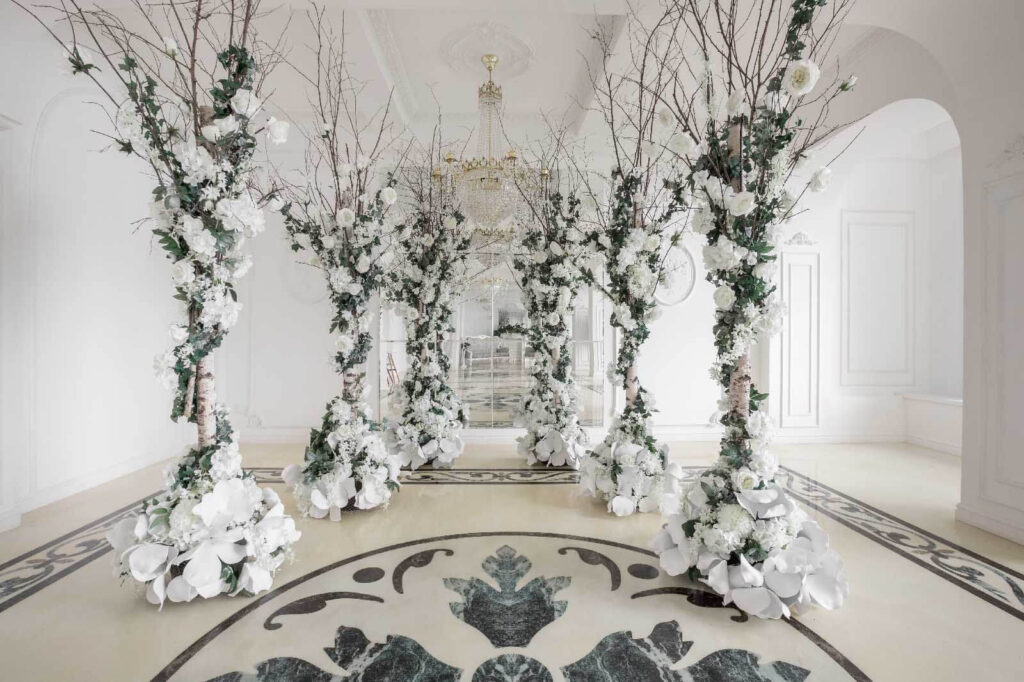 Grupo de flores blancas en una habitación Grupo de flores blancas en una habitación