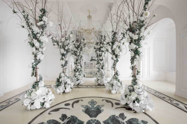 Grupo de flores blancas en una habitación Grupo de flores blancas en una habitación
