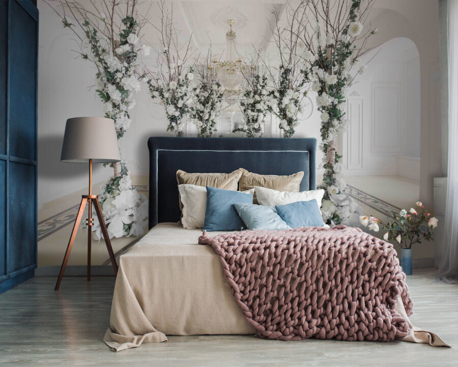 Grupo de flores blancas en una habitación