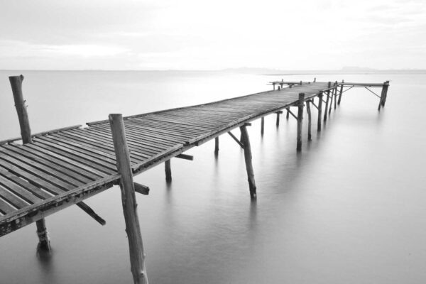 Largo puente de madera sobre el agua Largo puente de madera sobre el agua