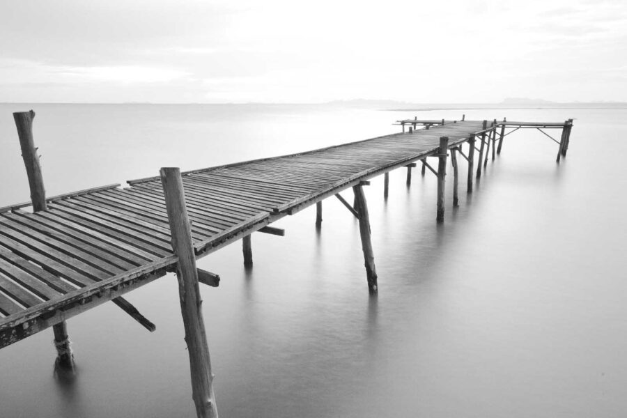 Largo puente de madera sobre el agua