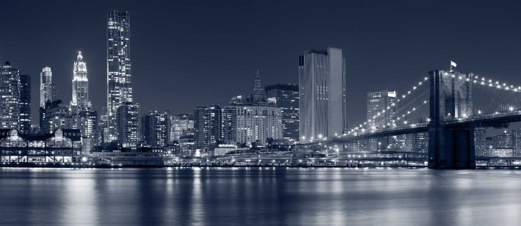 Horizonte nocturno de la ciudad con un puente sobre el agua Horizonte nocturno de la ciudad con un puente sobre el agua