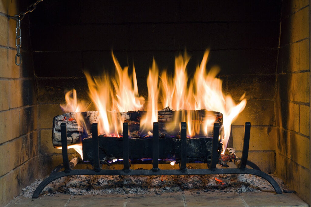 Fuego en una chimenea Fuego en una chimenea