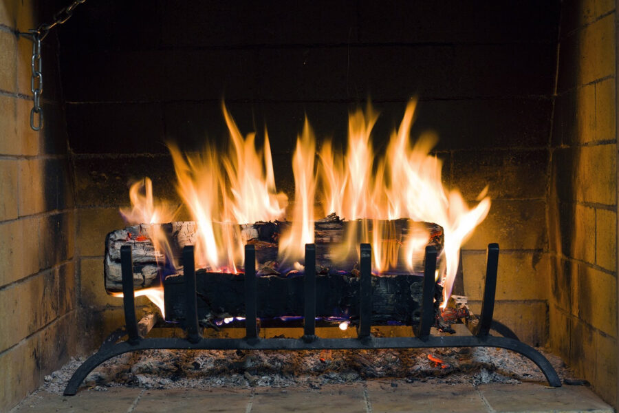 Fuego en una chimenea