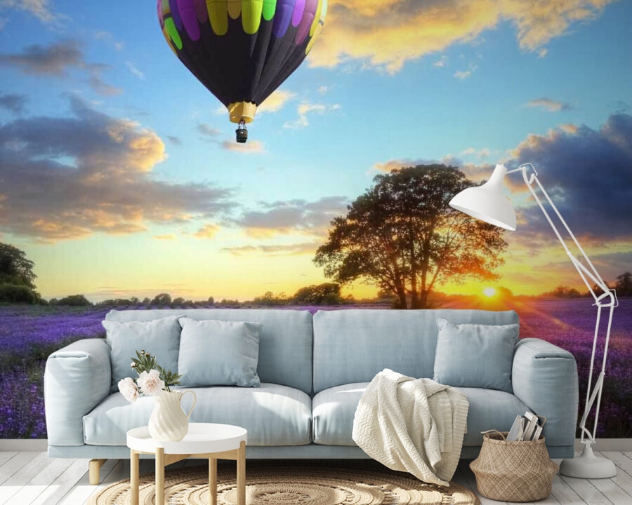 Grupo de globos aerostáticos volando sobre un campo de flores