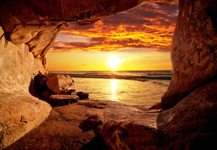 Puesta de sol sobre una masa de agua