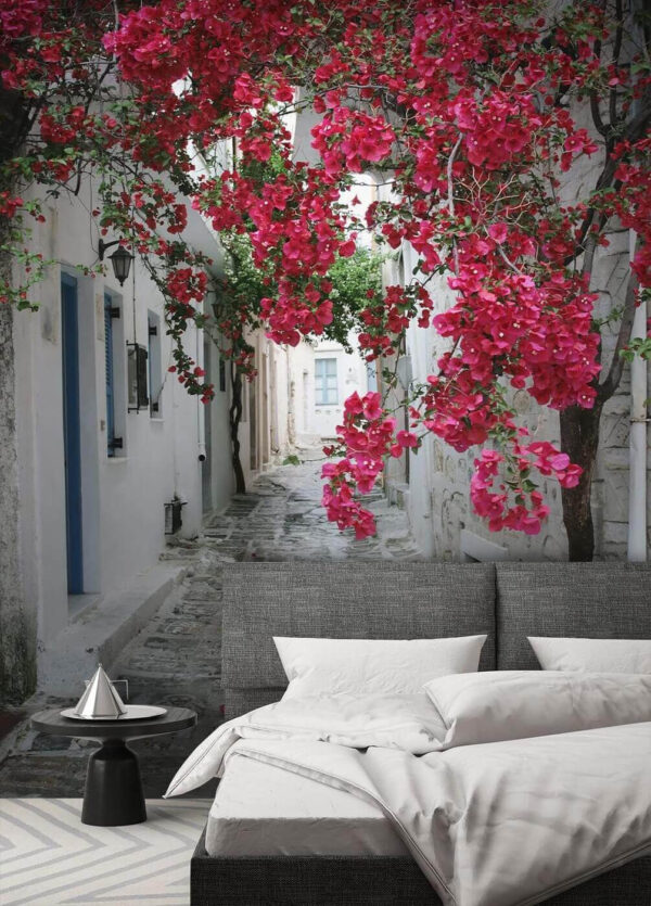 Callejón de piedra con flores rosas Callejón de piedra con flores rosas