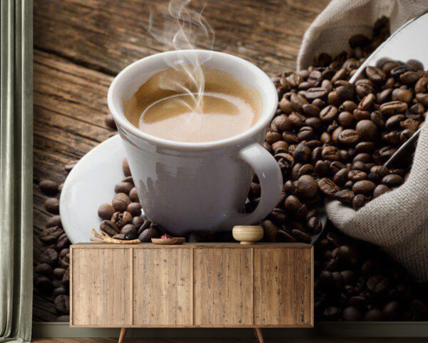 Taza de café en un platillo con granos de café Taza de café en un platillo con granos de café
