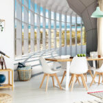 Fotomurales Amplia habitación con ventanas y vistas a la playa