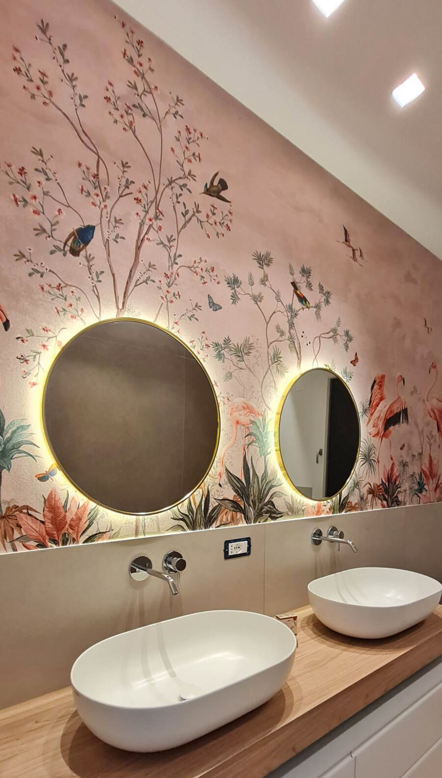 Papel pintado con pájaros y plantas