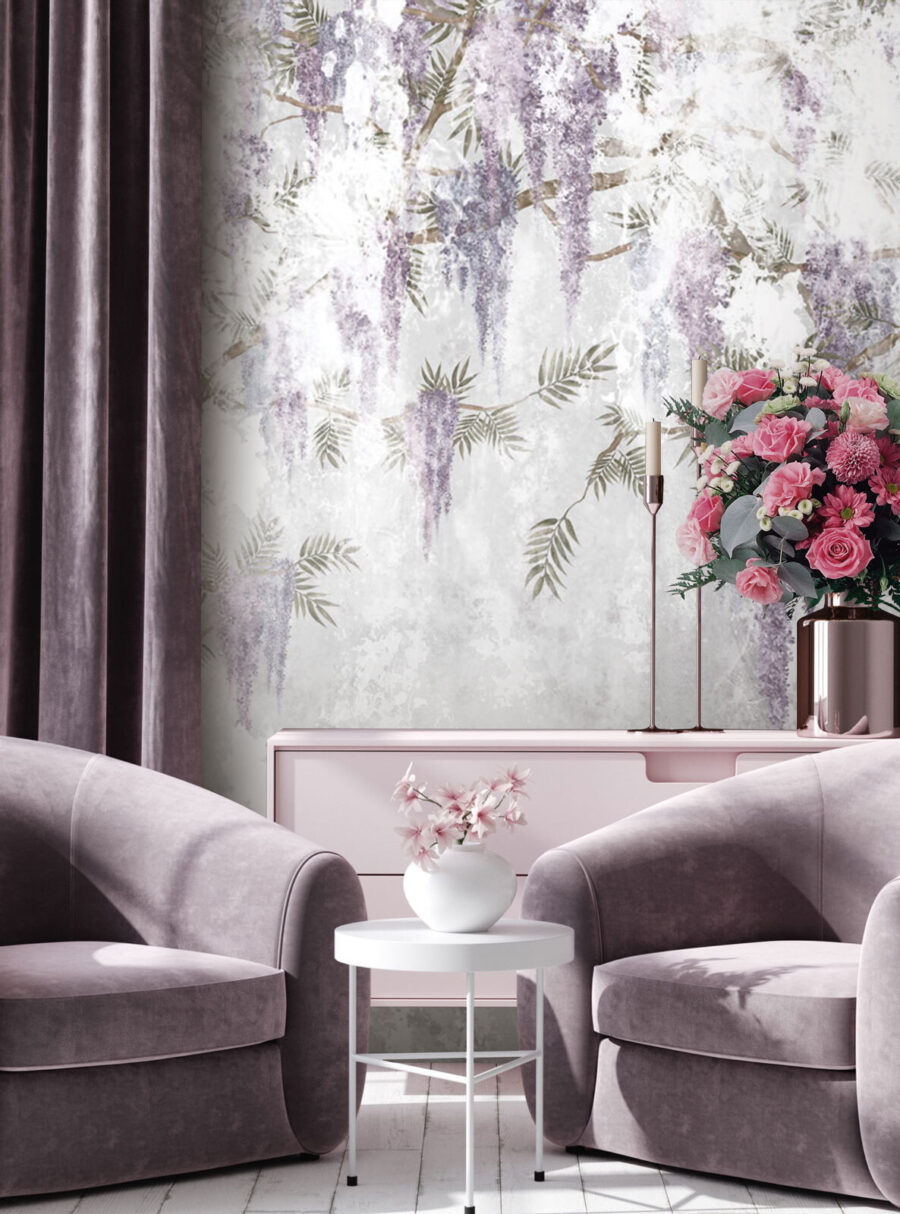Pared blanca con flores moradas