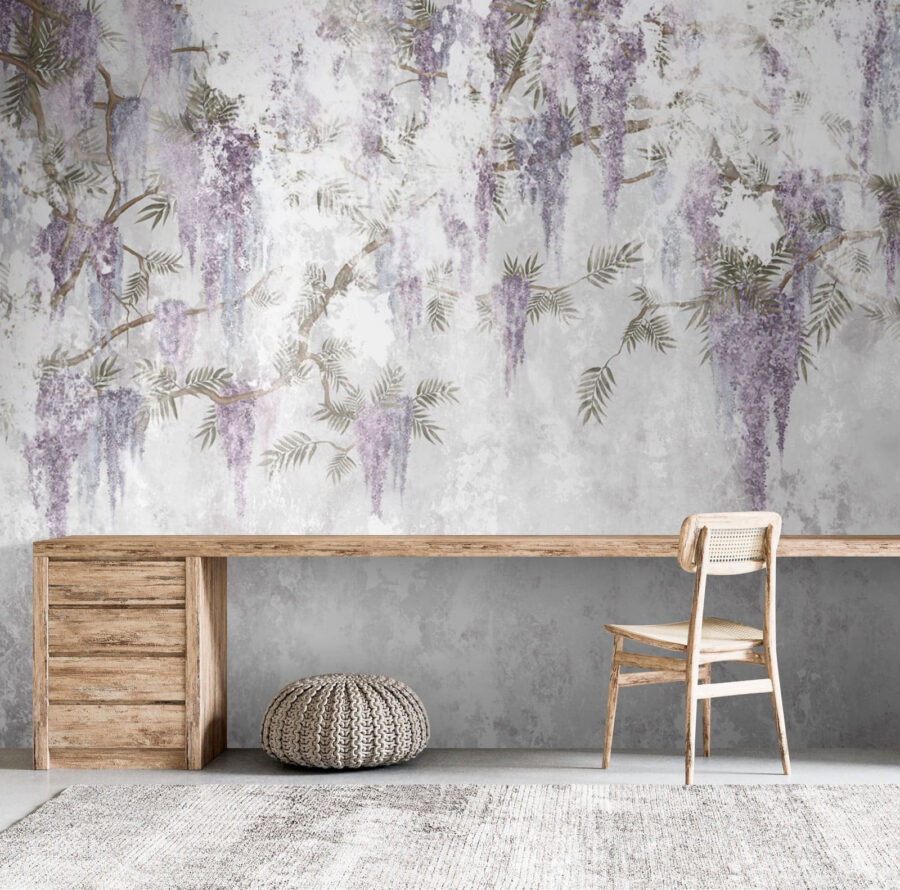 Pared blanca con flores moradas