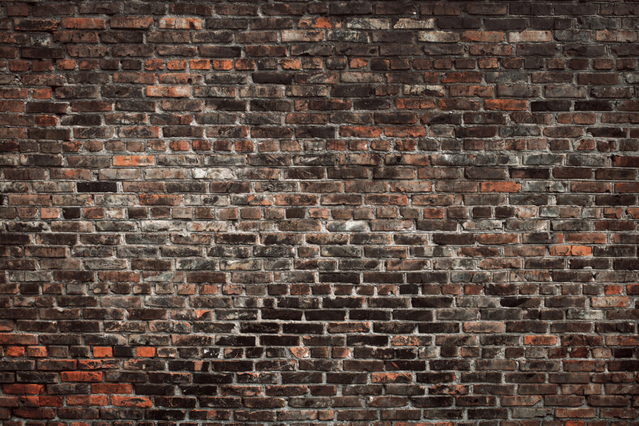 Pared de ladrillos negros y rojos