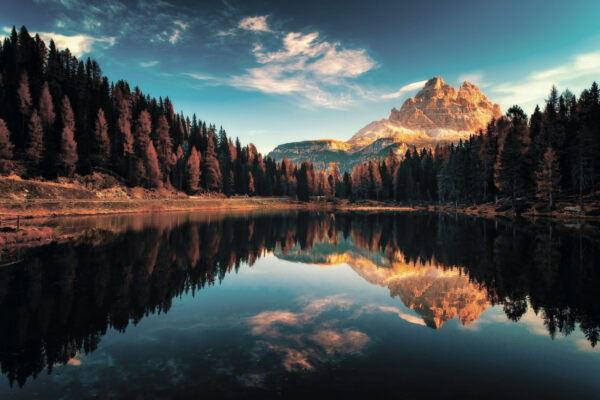 Lago rodeado de árboles y montañas Lago rodeado de árboles y montañas