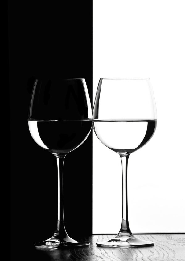 Dos copas de vino con agua Dos copas de vino con agua
