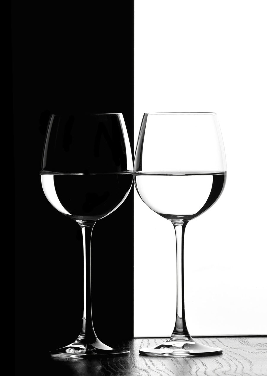 Dos copas de vino con agua