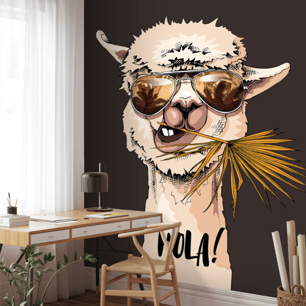 Una llama con gafas de sol y comiendo una hoja