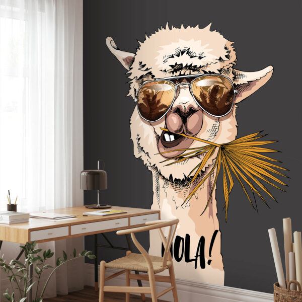 Una llama con gafas de sol y comiendo una hoja