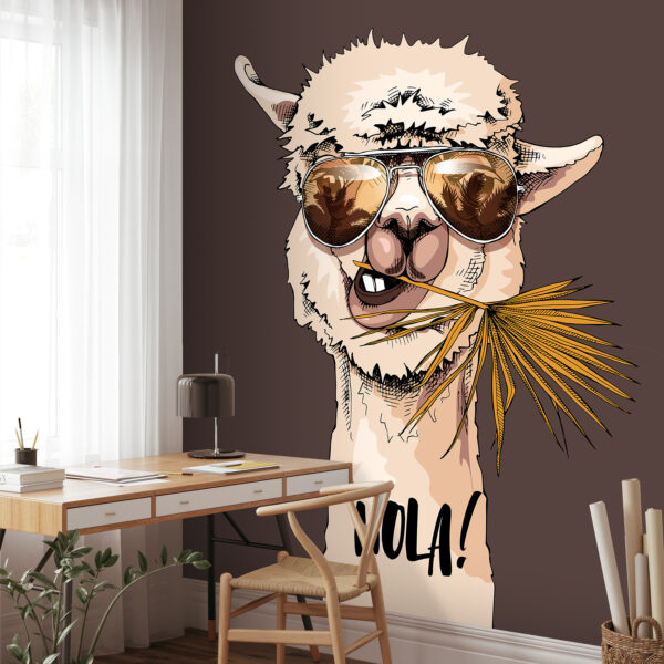 Una llama con gafas de sol y comiendo una hoja de palmera