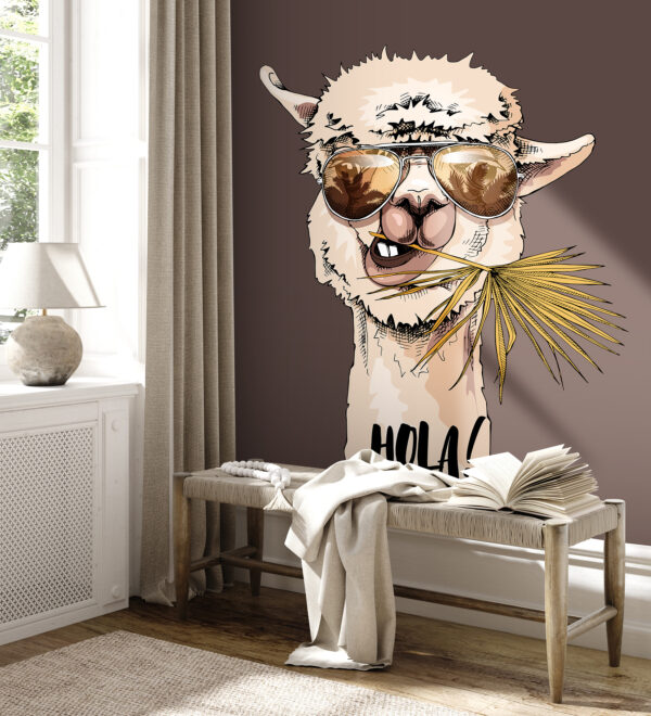 Una llama con gafas de sol y comiendo una hoja de palmera Una llama con gafas de sol y comiendo una hoja de palmera